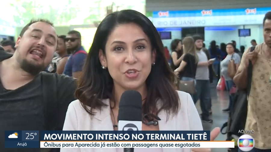 Homem surge em transmissão ao vivo na Globo e faz protesto contra Bolsonaro