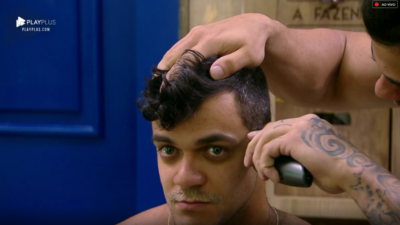 Léo Stronda corta cabelo de Caique Aguiar
(Foto: Reprodução/Play Plus)