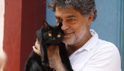 Eduardo Moscovis, que será o gato na versão humana, e León, na coletiva de O Sétimo Guardião
(Foto: Fabiano Battaglin/Globo)