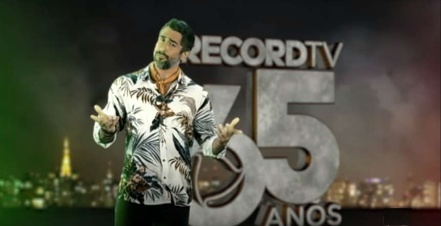 O apresentador Marcos Mion comanda o reality show A Fazenda na Record (Foto: Reprodução)