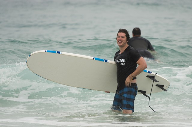 O ator Caio Paduan se dedica Às aulas de surfe (Foto: Cesar Alves/TV Globo)