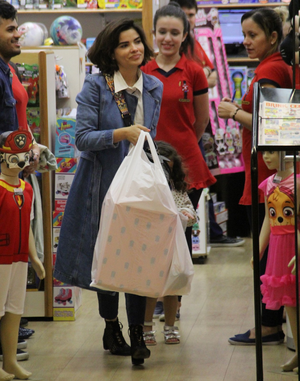 Vanessa Giacomo passeia com a filha no shopping (Foto: AgNews / J. Humberto)