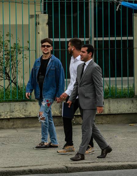 Jonathan Couto e Saulo Poncio chegam ao Fórum de Cascadura (Foto: Brenno Carvalho / Agência O Globo)