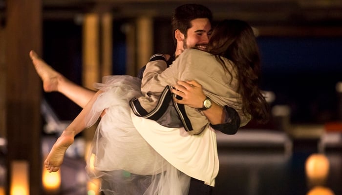 Samuca (Nicolas Prattes) e Marocas (Juliana Paiva) em O Tempo Não Para  (Foto: Globo/Isabella Pinheiro)