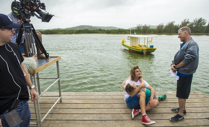 Rafael Vitti e Isabelle Drummond ensaiam cena com Jorge Fernandonas gravações de Verão 90 em Cabo Frio (Foto: Globo/João Cotta)