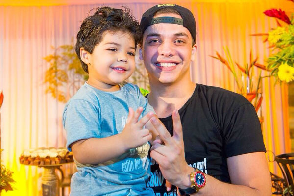 Wesley Safadão e um de seus filhos (Foto: Divulgação)