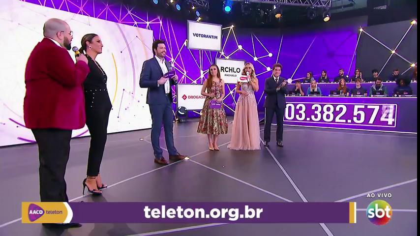 Danilo Gentili e outros artistas no palco do Teleton (Foto: Reprodução/SBT)