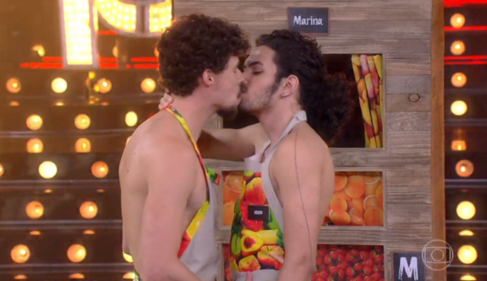 Houve beijo gay na edição de ontem (20) do Amor & Sexo (Foto: Reprodução/Globo)