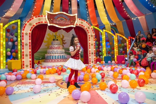 Manuzita (Melissa Nóbrega) no cenário do programa Patotinha Mágica em Verão 90 (Foto: Globo/Estevam Avellar)