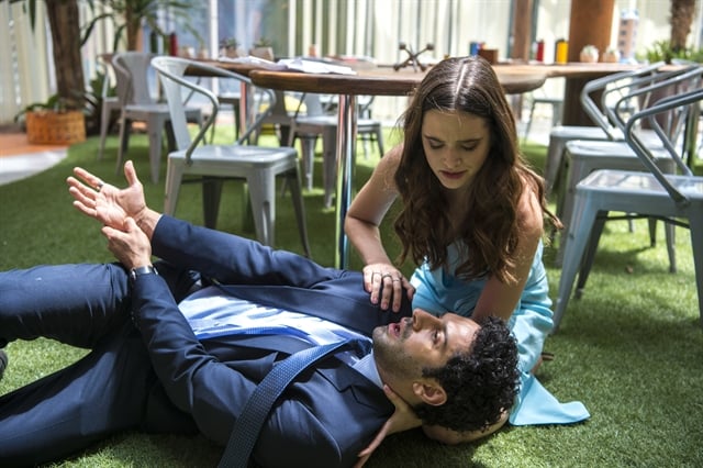 Marocas (Juliana Paiva) com Emílio (João Baldasserini), que morre após ser picado por cobra (Foto: Globo/Estevam Avellar)