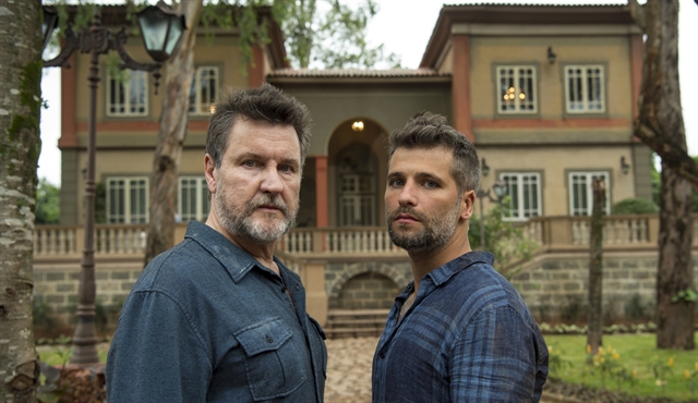 Egídio (Antonio Calloni) e Gabriel (Bruno Gagliasso) em O Sétimo Guardião (Foto: Globo/Estevam Avellar)