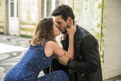 Isabel (Alinne Moraes) beija Alain (João Vicente de Castro) em Espelho da Vida
(Foto: Globo/João Miguel Júnior)