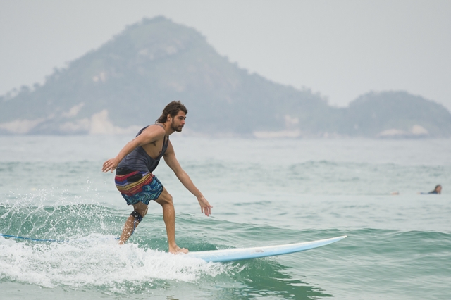 Rafael Vitti em workshop de surfe para a novela Verão 90 (Foto: Globo/Cesar Alves)