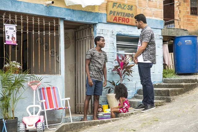 Marquinhos (Miguel Romulo) vai buscar a filha e fica surpreso ao ver Jorge (Hugo Germano) (Foto: Globo/João Miguel Júnior)