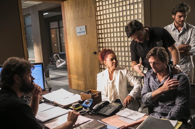 Remy (Vladimir Brichta) se apresenta à polícia em Segundo Sol (Foto: Globo/João Miguel Júnior)