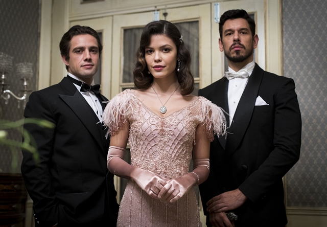 Cris/Julia (Vitória Strada) entre Danilo (Rafael Cardoso) e Gustavo Bruno (João Vicente de Castro) em Espelho da Vida (Foto: Globo/Victor Pollak)