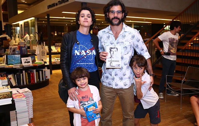 Juliano Cazarré com a esposa e seus dois filhos (Roberto Filho/BrazilNews)