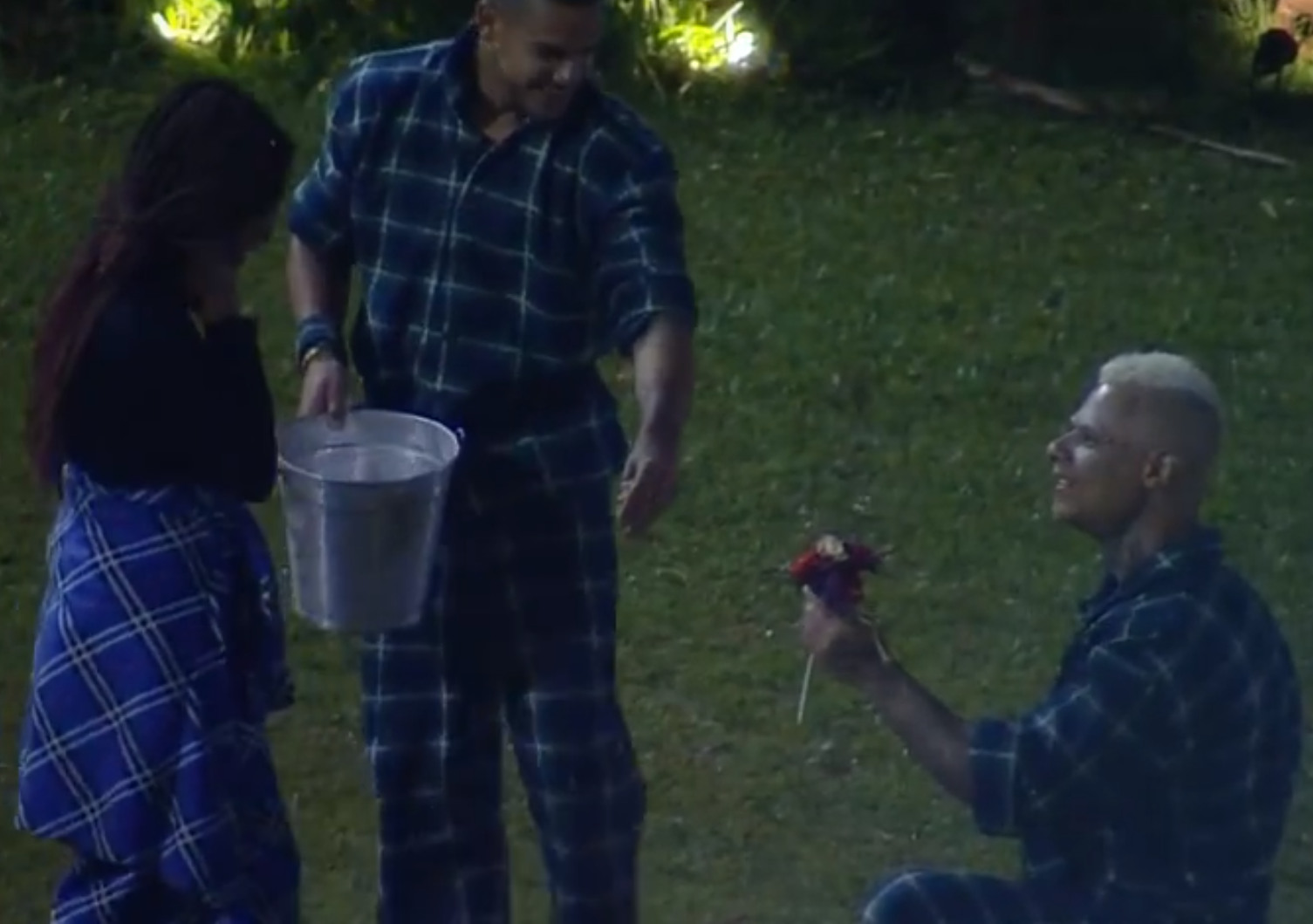 Léo Stronda entregando flores para Luane Dias em A Fazenda 10. (Foto: Reprodução / PlayPlus)