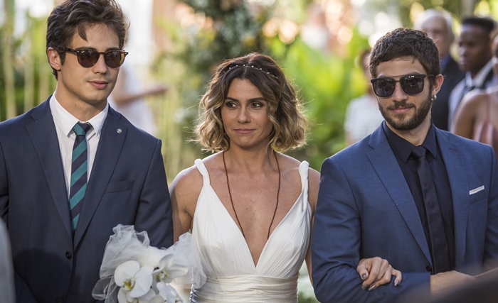 Luzia (Giovanna Antonelli) chega no casamento acompanhada por Valentim (Danilo Mesquita) e Ícaro (Chay Suede) (Foto: Artur Meninea/Globo)