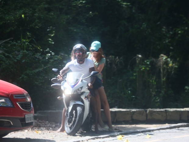 Nego do Borel curte praia no Rio (Foto: AgNews)