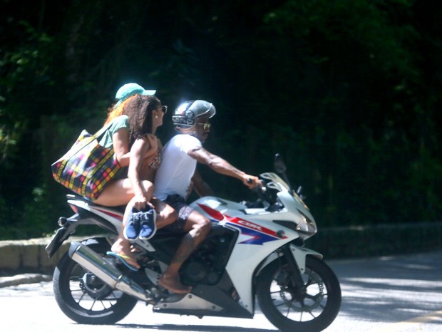 Nego do Borel curte praia no Rio (Foto: AgNews)