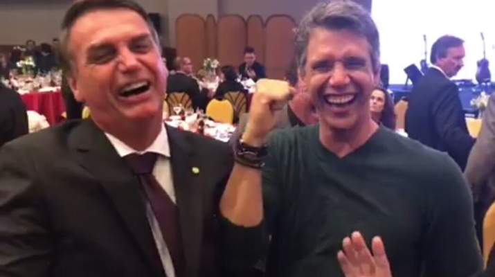 Apresentador Marcio Garcia ao lado de Jair Bolsonaro. (Foto: Reprodução)