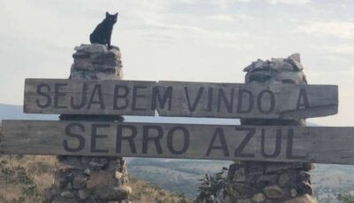 Placa de chegada da cidade de Serro Azul, de O Sétimo Guardião
(Foto: Reprodução)