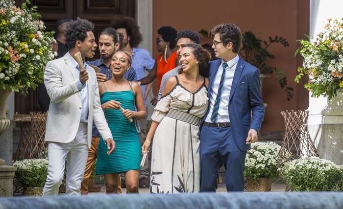 Valentim (Danilo Mesquita) acompanhado dos amigos no casamento de Luzia (Giovanna Antonelli) (Foto: Artur Meninea/Globo)