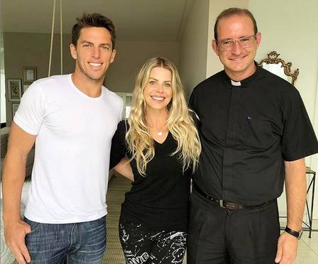 Amaury Nunes, Karina Bacchi e o Padre Antonio (Foto: Divulgação)