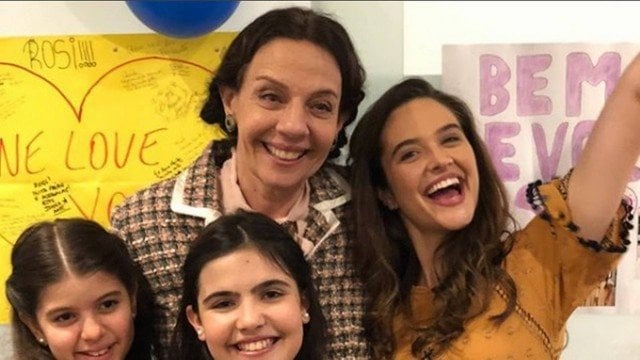 Rosi Campos em sua festa surpresa nos bastidores de O Tempo Não Para, ao lado das suas "filhas" Juliana Paiva (Marocas), Nathália Rodrigues (Kiki) e Raphaela Alvitos (Niko) (Foto: Reprodução)