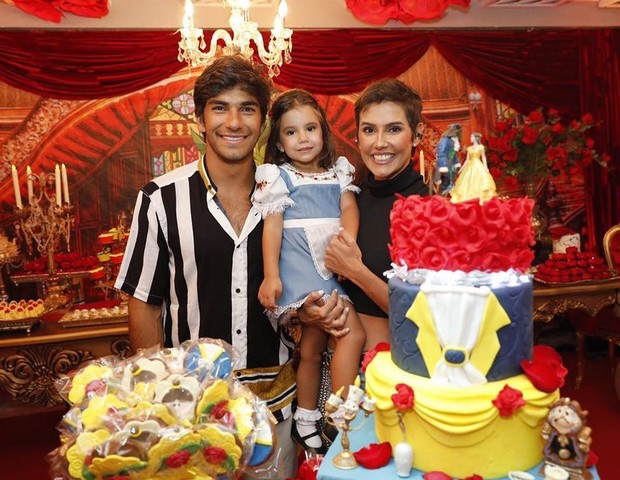 Maria Flor com os pais, Hugo Moura e Deborah Secco; Xuxa cantou parabéns (Foto: Divulgação/Felipe Panfili)