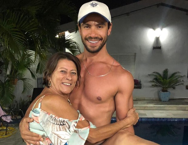 Mariano e a mãe, Valentina Bijos (Foto: Reprodução/Instagram)