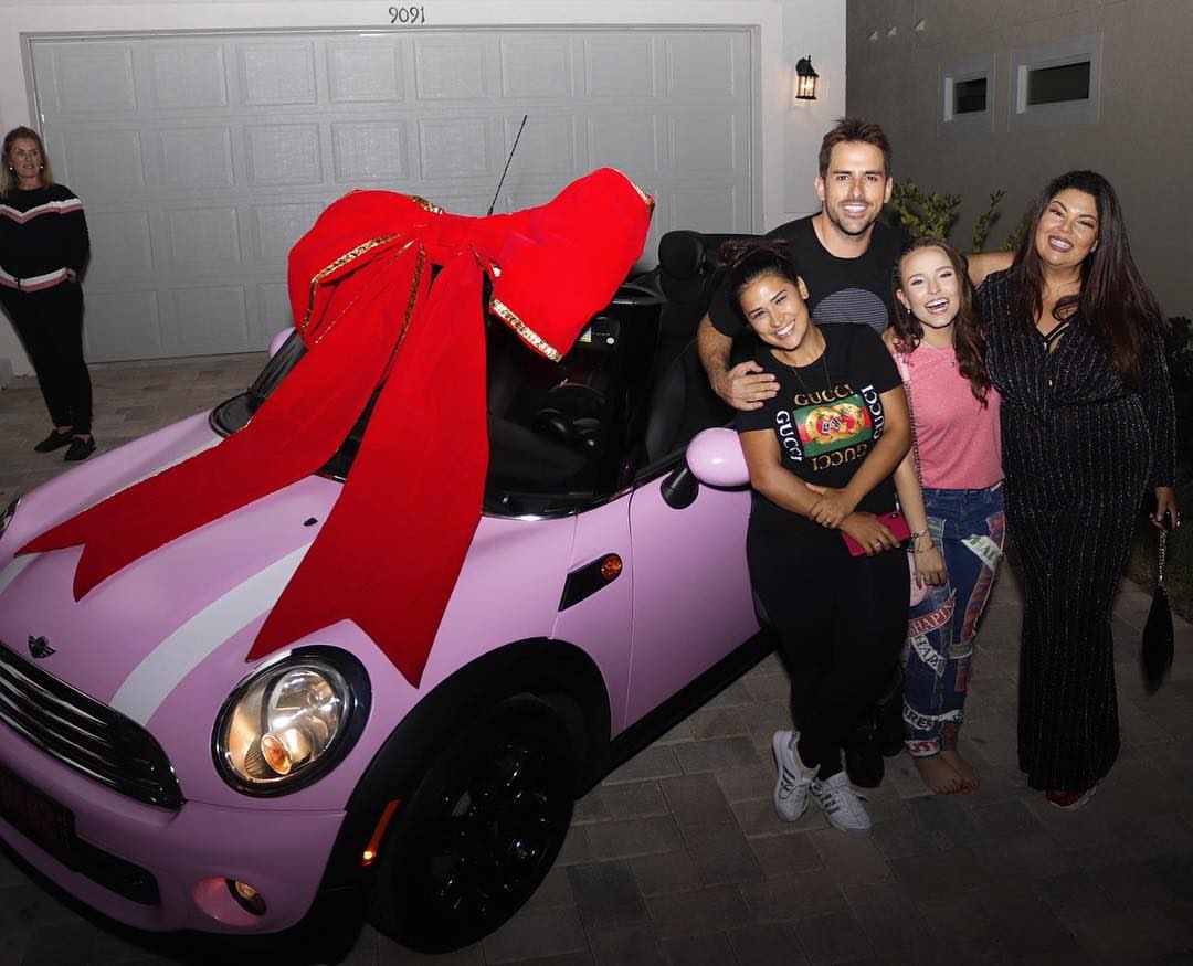 Larissa Manoela com o amigo que lhe deu o carro, Rodrigo Branco, Simaria e Fabiana Karla (Foto: Reprodução/Instagram)