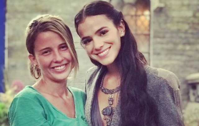 Debby Lagranha e Bruna Marquezine nos bastidores de "Deus Salve o Rei" (Foto: Reprodução/Instagram)