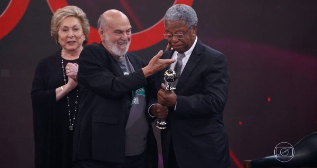 O ator Milton Gonçalves recebendo o Troféu Mário Lago ao lado de colegas da Globo (Foto: Reprodução)