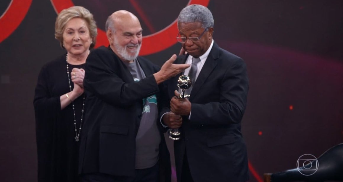 O ator Milton Gonçalves recebendo o Troféu Mário Lago ao lado de colegas da Globo (Foto: Reprodução)