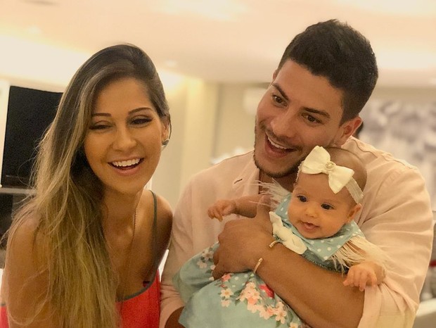 Mayra Cardi, Arthur Aguiar e sua filha Sophia (Foto: Reprodução/Instagram)