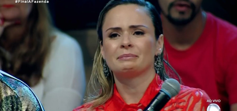 Ana Paula Renault se emocionou durante a final de A Fazenda 10