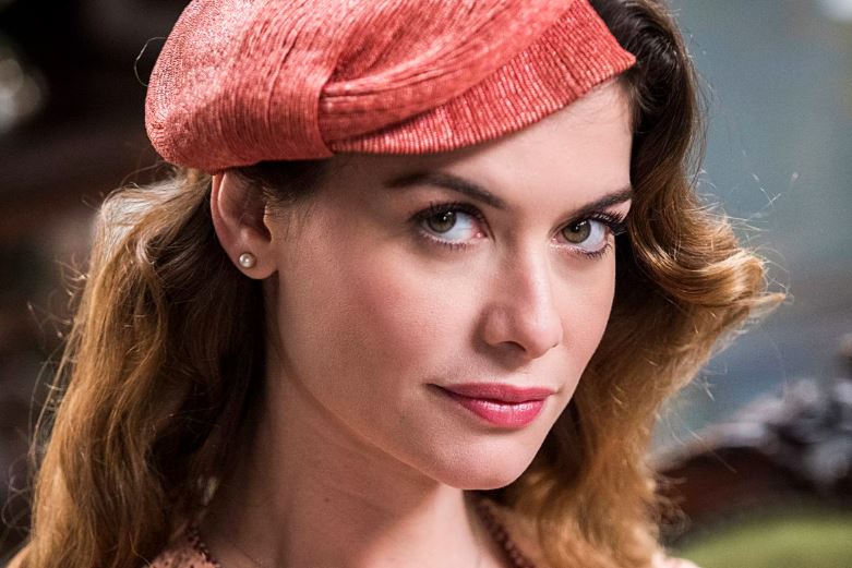 Alinne Moraes como a Dora em Espelho da Vida (Foto: TV Globo/ Victor Pollak)