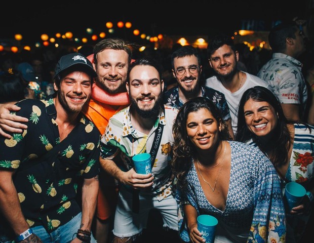 Gian Luca Ewbank (à esqueda, com camisa preta de estampa de abacaxi) com mesmos amigos de Bruna Marquezine em Fernando de Noronha (Foto: Raul/Divulgação)