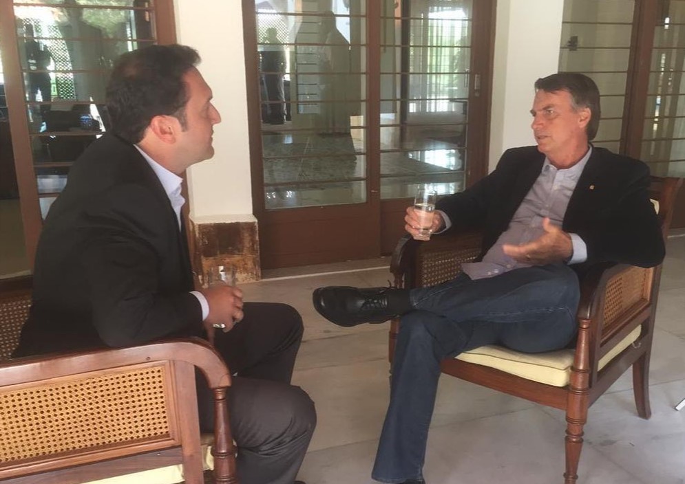 Eduardo Ribeiro entrevista Bolsonaro, que deixou a Globo de lado mais uma vez e falou com a Record (Foto: Divulgação)