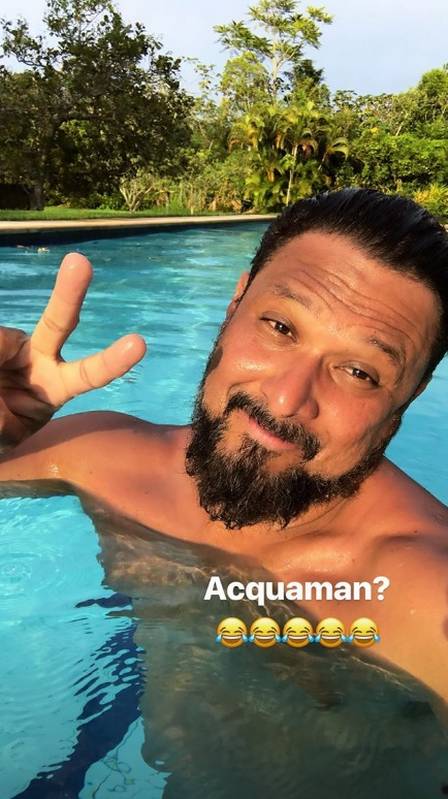 Luiz Fernando Guimarães e o marido na piscina (Foto: reprodução/ instagram)