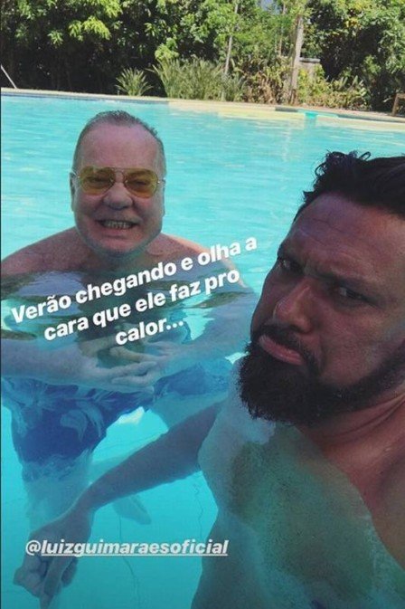 Luiz Fernando Guimarães e o marido na piscina (Foto: reprodução/ instagram)