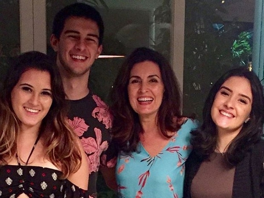 Fátima Bernardes e os filhos, Vinícius, Laura e Beatriz (Foto: Divulgação)