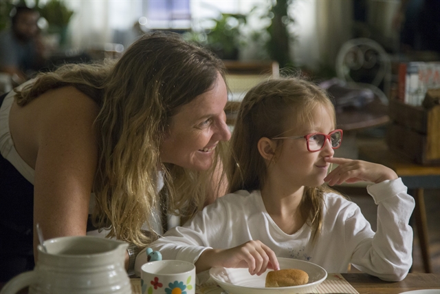 A diretora artística Natalia Grimberg dirige Mel (Maria Rita) em Malhação: Vidas Brasileiras (Foto: Globo/Marília Cabral)