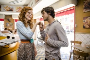 Miss Celine (Maria Eduarda de Carvalho) e Elmo (Felipe Simas) em O Tempo Não Para
(Foto: Globo/João Miguel Júnior)