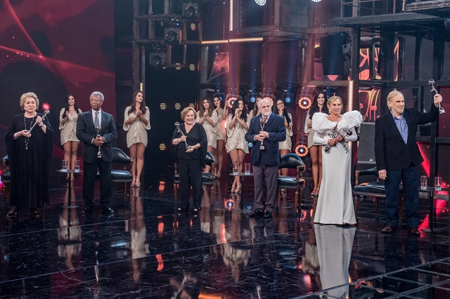 Aracy Balabanian, Milton Gonçalves, Nicette Bruno, Ary Fontoura, Arlete Salles e Francisco Cuoco no Troféu Mario Lago (Foto: Globo/Fábio Rocha)