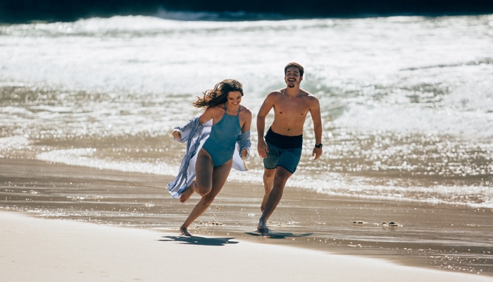 Marocas (Juliana Paiva) e Samuca (Nicolas Prattes) curtem lua de mel em O Tempo Não Para (Foto: Fabiano Battaglin/Globo)