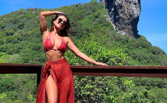 Paula Fernandes mostra a beleza e o corpão no Instagram