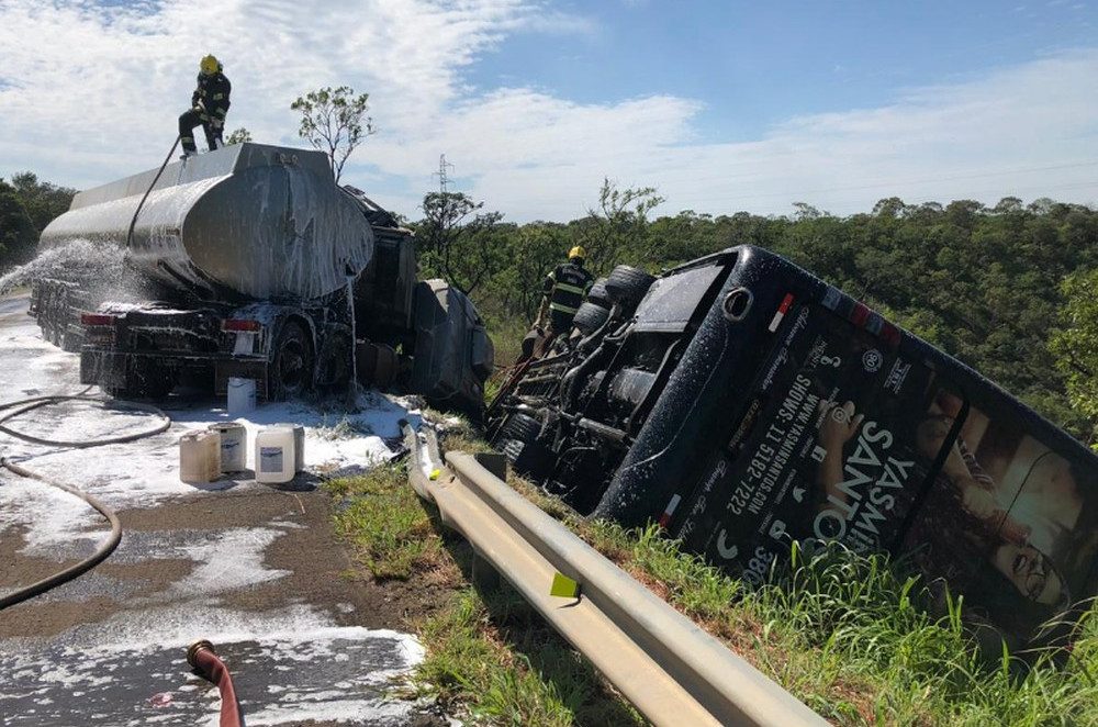 ônibus de cantora Sertaneja sofre grave acidente (foto: Divulgação)